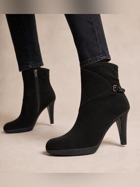 Stuart Weitzman Gorgeous Gore Tex Buckled Side Ankle Boots Black Size 9